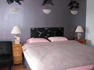 A bed or beds in a room at Fireflies Bed & Breakfast