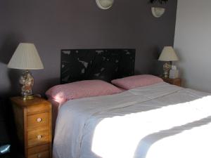 
A bed or beds in a room at Fireflies Bed & Breakfast
