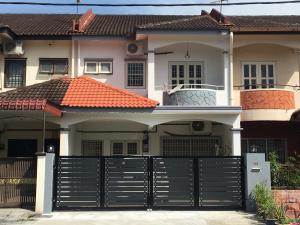 una casa con una puerta negra delante de ella en Ipoh Station 18 en Ipoh