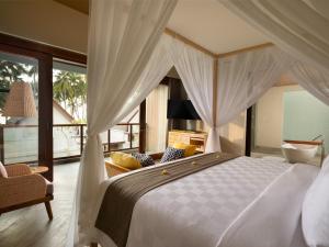 A bed or beds in a room at The Kayana Beach Lombok Még 37 kép
