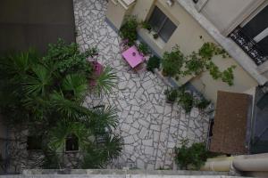 an overhead view of a courtyard with plants and a pink table at Est Hotel in Paris