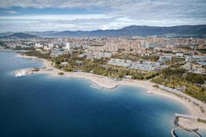 een luchtfoto van een stad en een strand bij Rooms Marija in Split +30 foto's