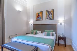 1 dormitorio con cama y banco azul en Internazionale Domus, en Roma