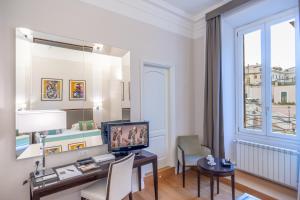 um quarto com uma secretária, um computador e uma janela em Internazionale Domus em Roma