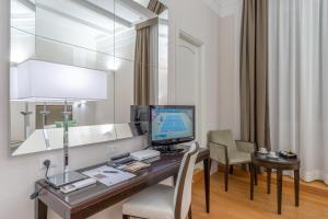 Uma TV ou centro de entretenimento em Internazionale Domus