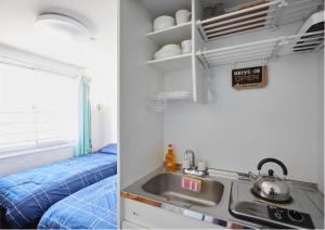eine Küche mit einem Waschbecken in der Unterkunft 2BR 5beds Shibuya Shinjuku Harajuku 10min wifi in Tokio