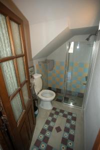 a bathroom with a toilet and a glass shower at Casa Serendipia in Puerto Pirámides
