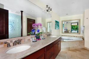 Koupelna v ubytování Waipouli Beach Resort Beautiful Luxury Ground Level Garden View AC Pool! + 25 fotografií