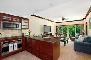 Kuchyň nebo kuchyňský kout v ubytování Waipouli Beach Resort Beautiful Luxury Ground Level Garden View AC Pool!