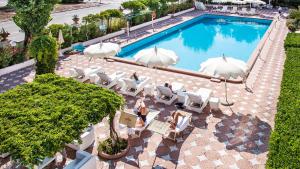 Grand Hotel Rimini内部或周边的泳池