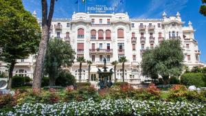 Grand Hotel Rimini外面的花园