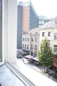 ein offenes Fenster mit Blick auf eine Stadtstraße in der Unterkunft Apartments Berlaymont OHY in Brüssel