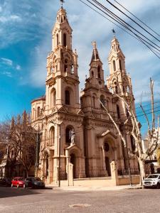 ブエノスアイレスにあるMAG Barracasの二つの塔と車が前に停まった教会