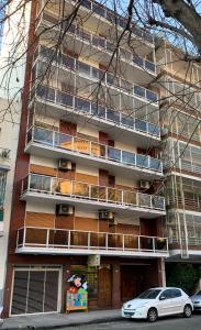 un immeuble d'appartements avec balcon sur le côté. dans l'établissement MAG Barracas, à Buenos Aires