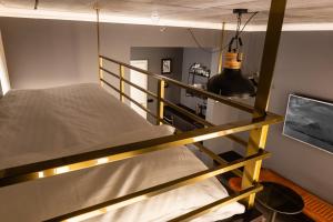 um quarto com um beliche e uma televisão em R13 - A Townhouse Hotel em Reykjavík