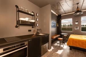 una cocina con fregadero y una cama en una habitación en R13 - A Townhouse Hotel, en Reikiavik