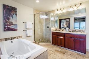 Koupelna v ubytování Waipouil Beach Resort Waipouli Beach Resort Gorgeous Luxury Oceanfront! AC Pool + 26 fotografií