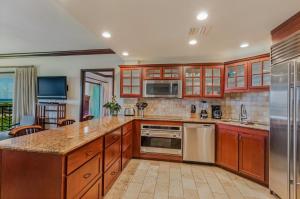 Kuchyň nebo kuchyňský kout v ubytování Waipouil Beach Resort Waipouli Beach Resort Gorgeous Luxury Oceanfront! AC Pool