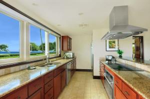 Kuchyň nebo kuchyňský kout v ubytování Waipouli Beach Resort & Spa Oceanfront Villa! AC Pool