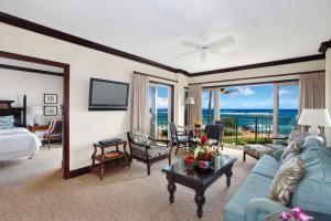 Televiisor ja/või meelelahutuskeskus majutusasutuses Waipouli Beach Resort Exquisite Luxury VIP Oceanfront Condo! AC Pool