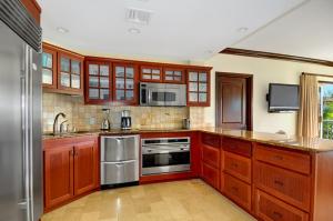 Köök või kööginurk majutusasutuses Waipouli Beach Resort Exquisite Luxury VIP Oceanfront Condo! AC Pool