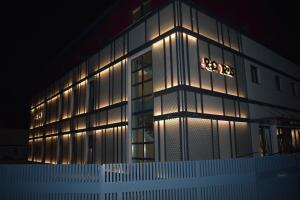einem beleuchteten Gebäude mit einem Schild an der Seite in der Unterkunft House of Records in München