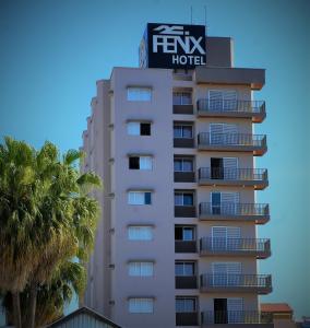 un hotel alto con un cartel encima en Fenix Hotel Pouso Alegre, en Pouso Alegre