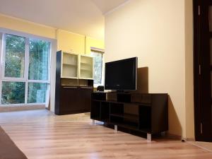 ein Wohnzimmer mit einem Flachbild-TV auf einem Tisch in der Unterkunft 90-Avenue Apartments in Czernowitz