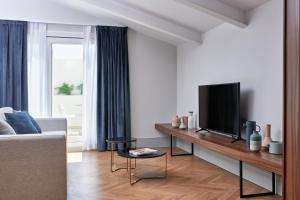 a living room with a tv and a couch at Room Mate Collection Helen Berger in Valencia