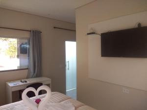 een slaapkamer met een bed met twee harten erop bij Pousada das Cachoeiras in Alto Paraíso de Goiás