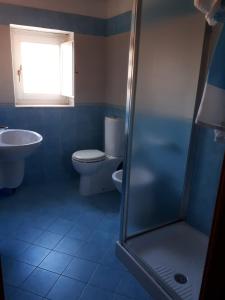 シラクーサにあるa 100metri da Piazza Duomo di Ortigiaのバスルーム(トイレ、洗面台、シャワー付)