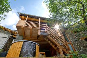 una casa con una gran terraza a un lado en Amelu' en Ostana