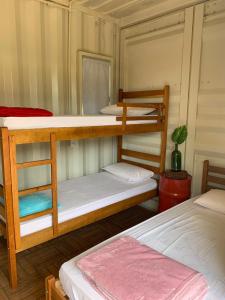 เตียงสองชั้นในห้องที่ Mandala House Container