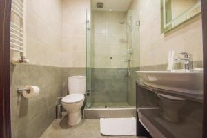 A bathroom at Marionn Hotel