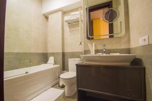 A bathroom at Marionn Hotel