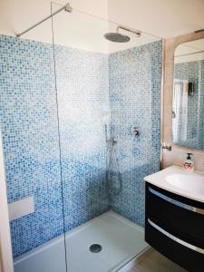 uma casa de banho com um chuveiro e um lavatório. em Le Zagare em San Vito Chietino