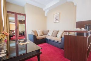 A seating area at Marionn Hotel