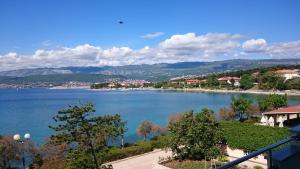 ein Blick auf ein großes Gewässer in der Unterkunft Apartman Marin in Šilo + 3 Fotos