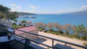 ein Balkon mit Blick auf ein Gewässer in der Unterkunft Apartman Marin in Šilo