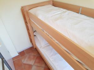 Ein Bett oder Betten in einem Zimmer der Unterkunft Ferienwohnung Mönchgut 1 mit Wintergarten und Terrasse
