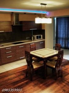 - une cuisine avec une table et des chaises dans la chambre dans l'établissement Квартира в центре с видом на Южный Буг, à Vinnytsia