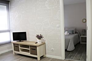 een slaapkamer met een muur bedekt met stickers bij Apartamentos Credencial in Sarria