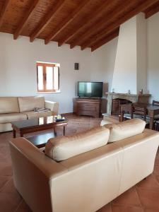 salon z kanapą i telewizorem w obiekcie Montes Galegos w Aljezur