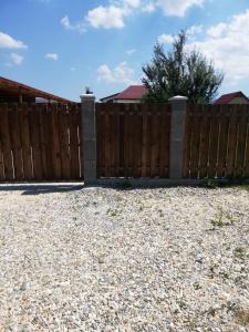 een houten hek voor een huis bij Vila Ekooos in Braşov +9 foto's