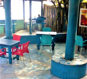 um grupo de mesas e cadeiras num restaurante em Rising Phoenix em Accra