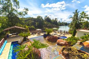 una piscina del resort con vista sul fiume di Mansión by Bernalo Hotels a Guatapé