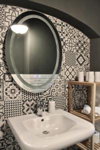 ein Badezimmer mit einem Waschbecken und einem großen Spiegel in der Unterkunft Pension Wielsch in Görlitz