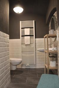 a bathroom with a toilet and a sink at Pension Wielsch in Görlitz