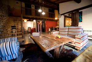 Una sala de estar con una mesa y sillas de madera. en Las Mimbres, en Fuentes de Béjar