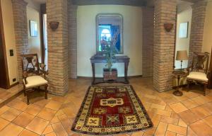 A seating area at Da Maxim